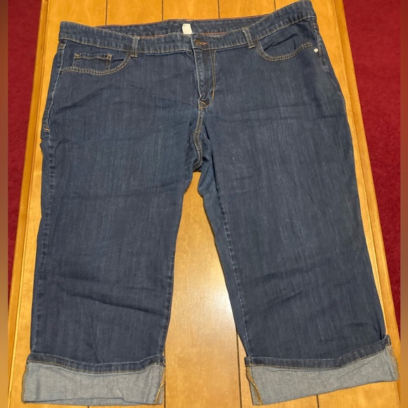 Ladies Size 24 Old Navy Plus Jean Long Cuffed Shorts - Picture 12 of 15